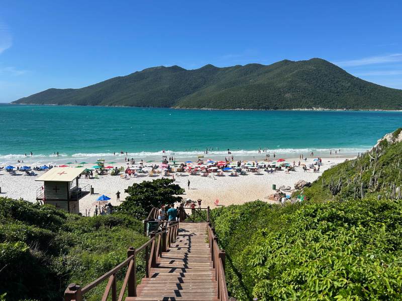 Escadaria que dá acesso às Prainhas do Pontal do Atalaia em dia de céu azul