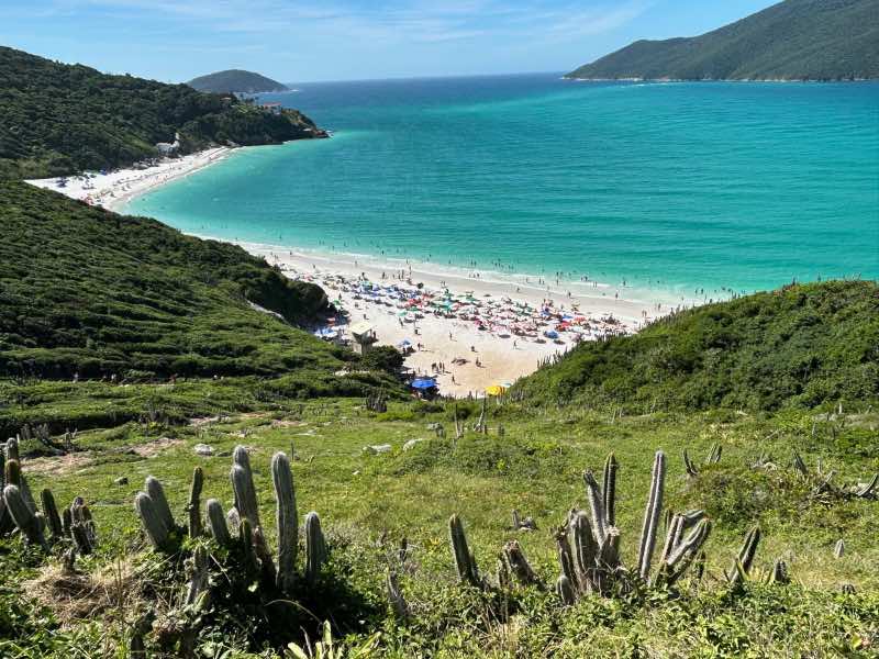 Vista de cima das Prainhas do Pontal do Atalaia, uma das melhores praias de Arraial do Cabo