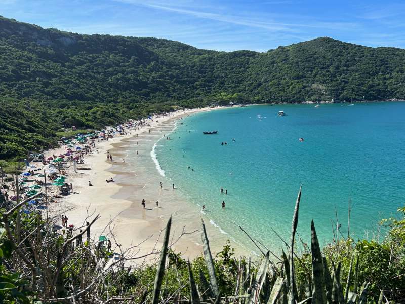 Vista de cima da Praia do Forno, uma das melhores praias de Arraial do Cabo, com mar cristalino