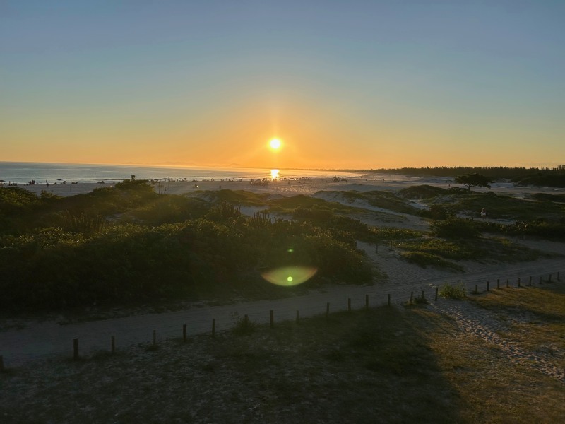 Pòr do sol no mar da Praia Grande, uma das mais famosas praias de Arraial do Cabo