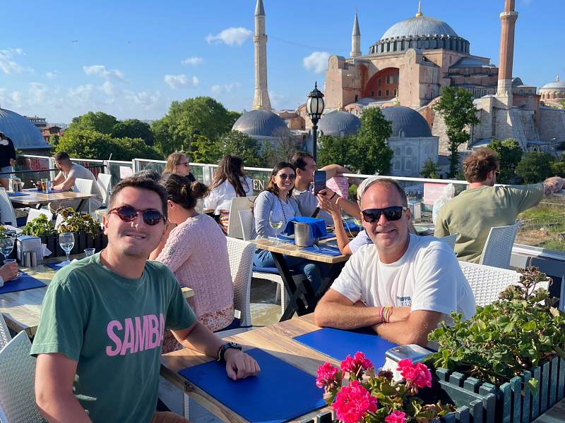 Adolfo Nomelini e Rafael Carvalho no restaurante Seven Hills com vista para Mesquita Santa Sofia em Istambul