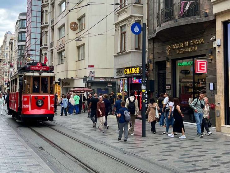 Bonde na rua İstiklal, perto da Praça Taksim