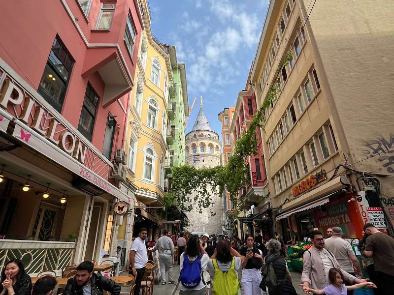 Torre Gálata e a colorida rua Büyük Hendek, ótimo passeio numa conexão em Istambul