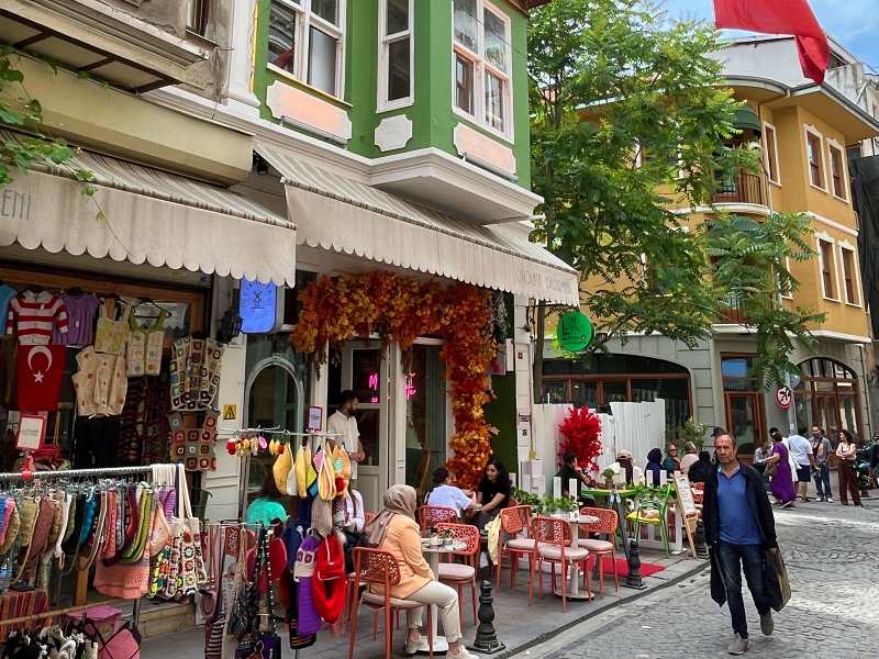 Ruas dos colorido Bairro Balat, outra boa pedida numa conexão em Istambul