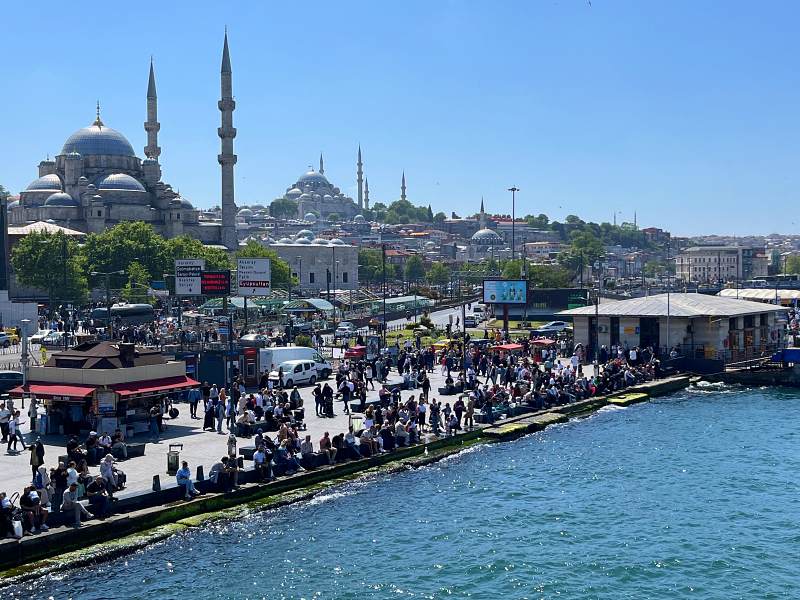 Vista de Istambul com ruas cheias à beira do Estreito de Bósforo