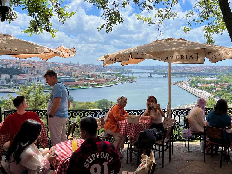 Café com vista do Pierre Loti com o Chifre do Ouro ao fundo