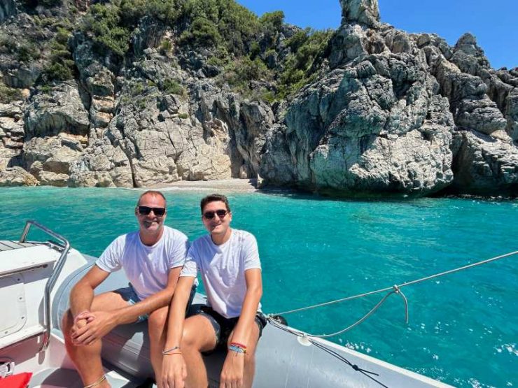 Rafael Carvalho e Adolfo Nomelini sentados em passeio de barco pago com leks, moeda da Albânia