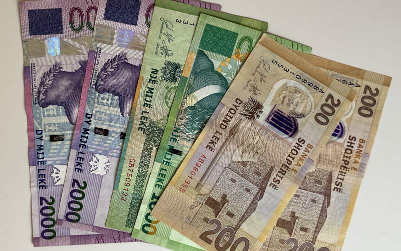 Diversas notas de lek, moeda da Albânia