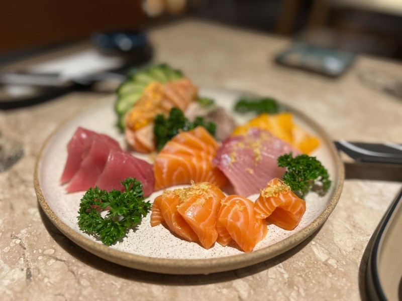 Sashimis de diversos peixes no Altto Sushi, dica de onde comer em Cabo Frio