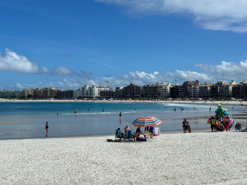 Pessoas aproveitam o sol nas areias da Praia do Forte