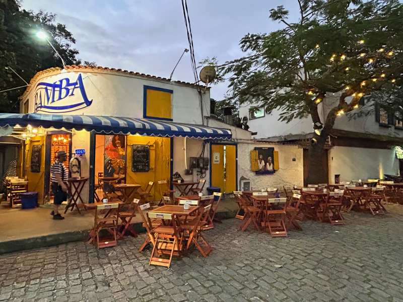 Mesas vazias na calçada do Bamba, no Bairro da Passagem, dica de o que fazer em Cabo Frio