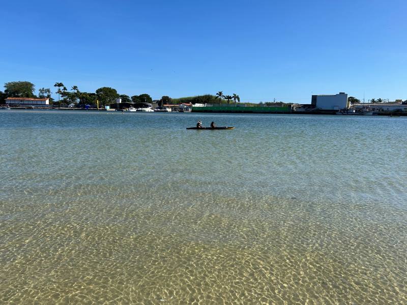 Águas calmas da Ilha do Japonês em dia de céu azul