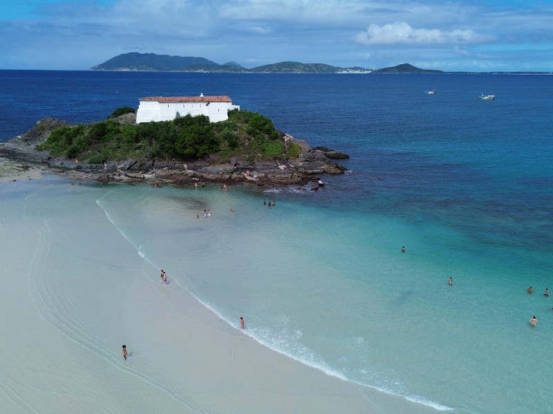 Forte São Mateus, na Praia do Forte, vista de cima com mar verde e azul