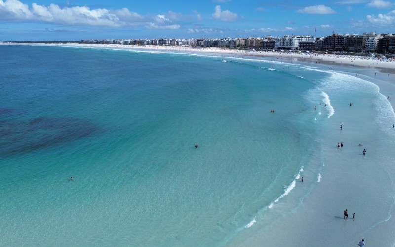Mar esverdeado e vazio visto de cima da Praia do Forte, dica de o que fazer em Cabo Frio