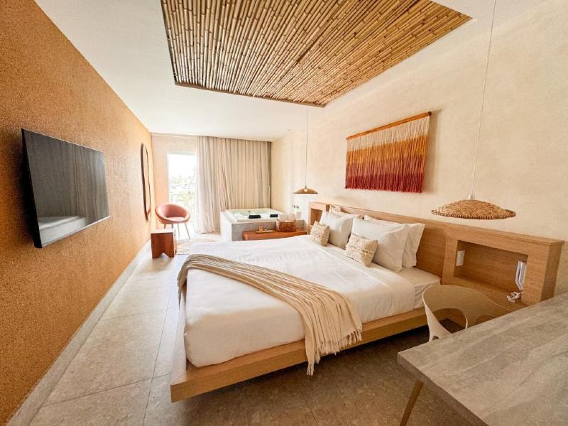 Quarto do Premium Recanto da Passagem, dica de onde ficar em Cabo Frio, com cama de casal, TV e mesa de trabalho