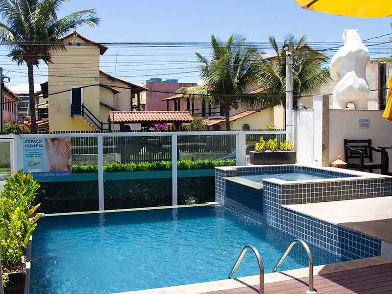Piscina vazia do Hotel Sun Victory, dica de onde ficar em Cabo Frio, em dia de céu azul