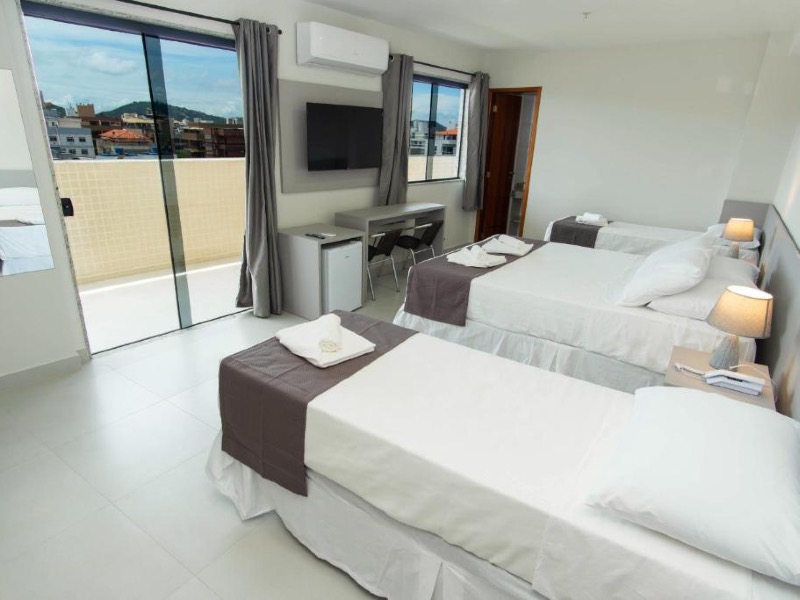 Quarto do Mirante do Forte, dica de onde ficar em Cabo Frio, com duas camas de solteiro e uma de casal