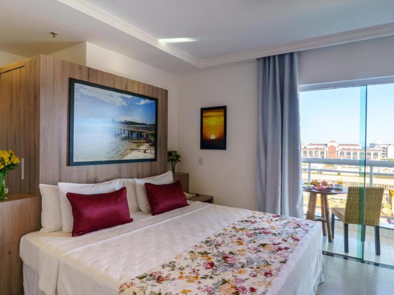 Quarto do Oásis Cabo Frio Hotel, dica de onde ficar em Cabo Frio, com cama de casal e varanda