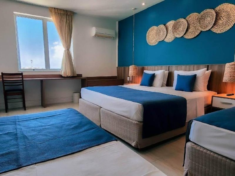 Quarto do Paradiso Corporate com cama de casal, ar-condicionado e decoração em azum
