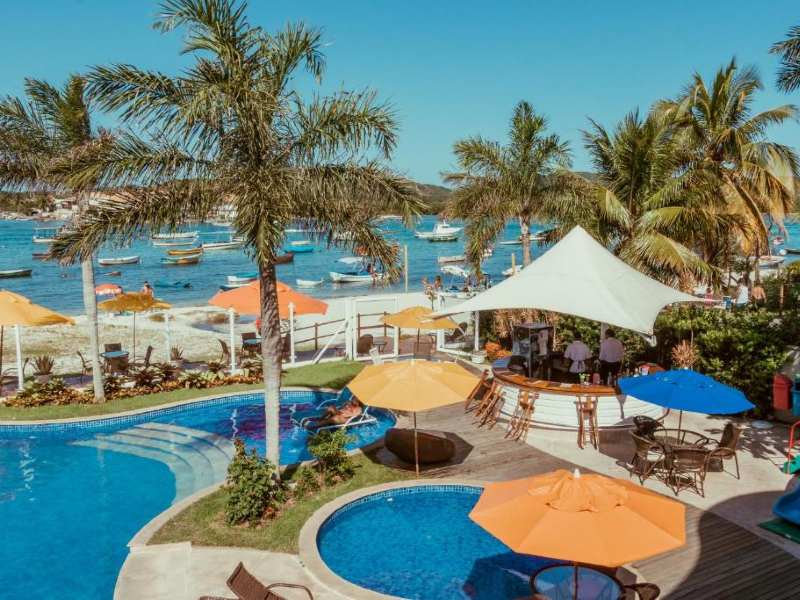 Vista de cima do Paradiso del Sol, dica de hotel em Cabo Frio, com piscina e vista para o mar