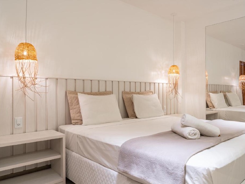 Quarto da Porto Fino, dica de onde ficar em Cabo Frio, com cama de casal e decoração clara