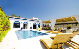 Piscina e área externa do Solar do Arco, dica de onde ficar em Cabo Frio, em dia de céu azul
