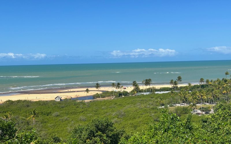 Vista da Praia dos Coqueiros, uma das praias do sul da Bahia, no mirante em Trancoso