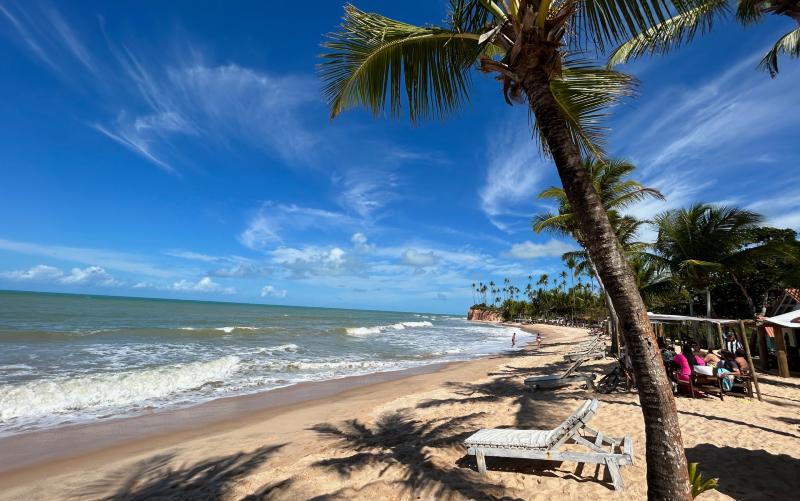 Beach club na Barra do Cahy, uma das melhores praias do sul da Bahia, de frente para o mar em dia céu azul