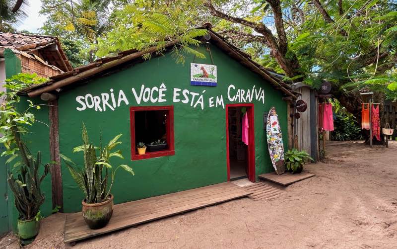 Casinha famosa em Caraíva com a frase 'Sorria1 Você está em Caraíva'