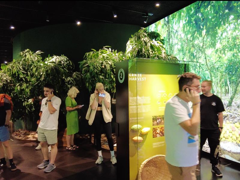 Pessoas em atração em Zurique com o áudio guia durante tour