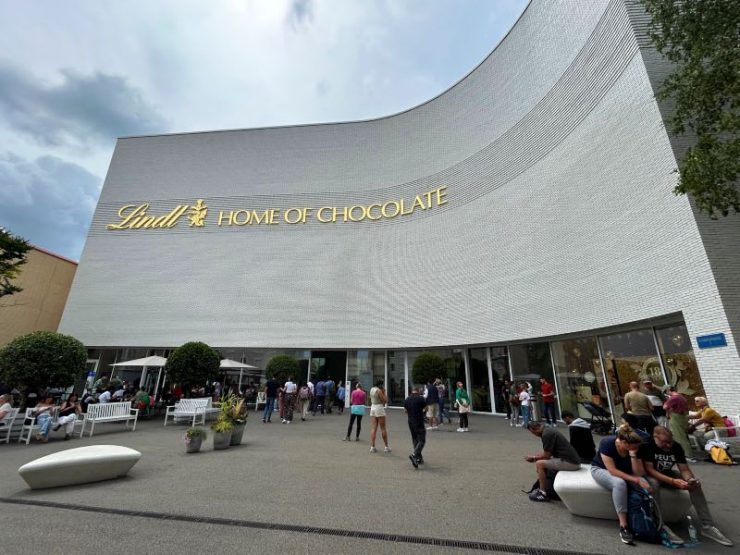 Parte externa da Lindt Home of Chocolate, na Suíça