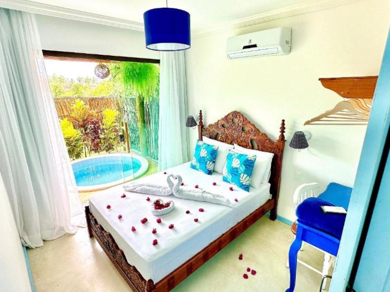 Quarto da Bangatacho, com cama de casal e banheira