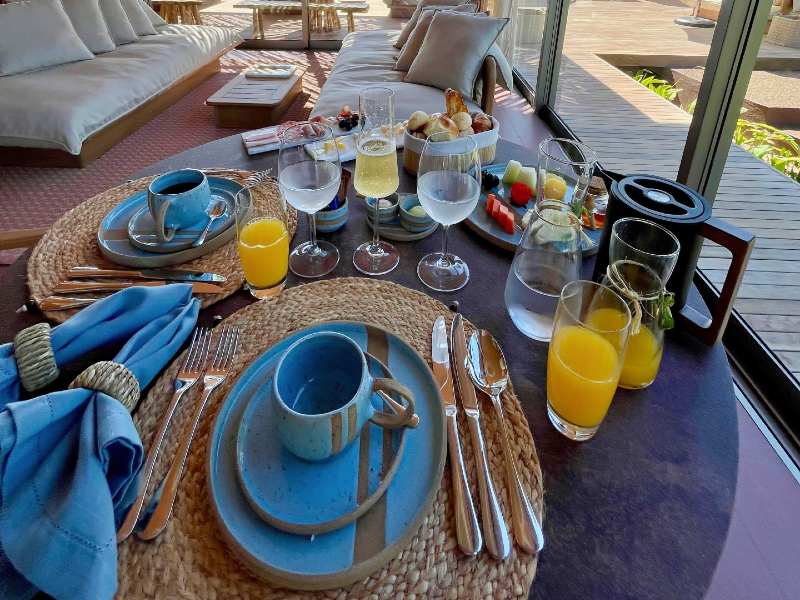 Café da manhã da Origem, dica entre as pousadas na Praia do Patacho, com café, suco, pães e frutas