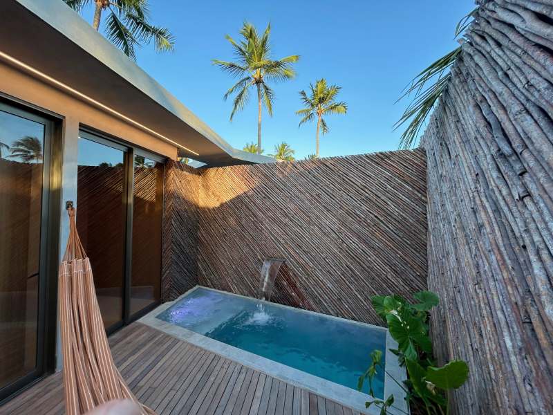 Piscina privativa do Origem Patacho em dia de céu azul