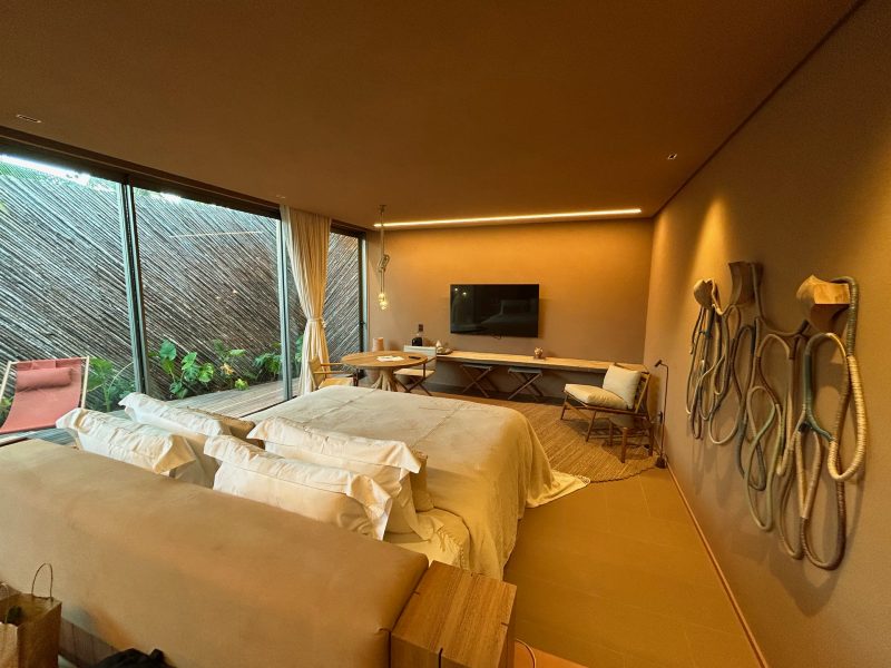 Quarto Origem Patacho, dica entre as pousadas na Praia do Patacho, com cama de casal e TV