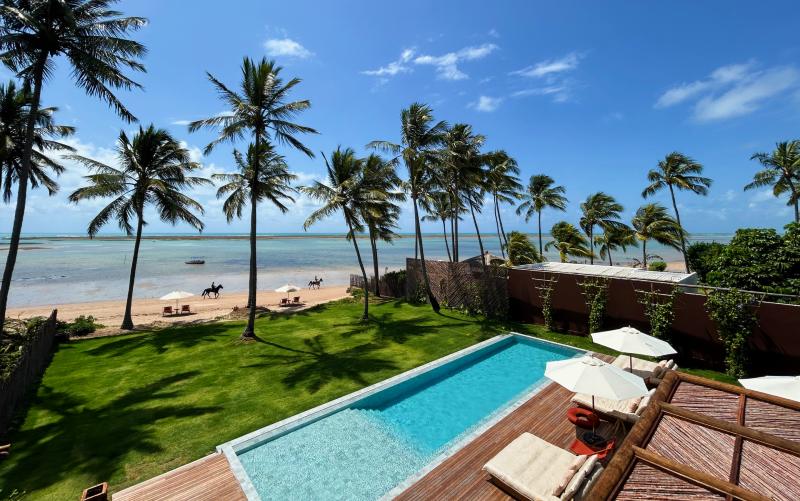 Piscina da Origem de frente para o mar de Alagoas em dia de céu azul