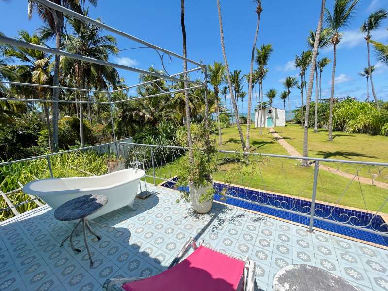 Banheira e piscina de acomodação na Pousada Patacho com capelinha na frente em jardim