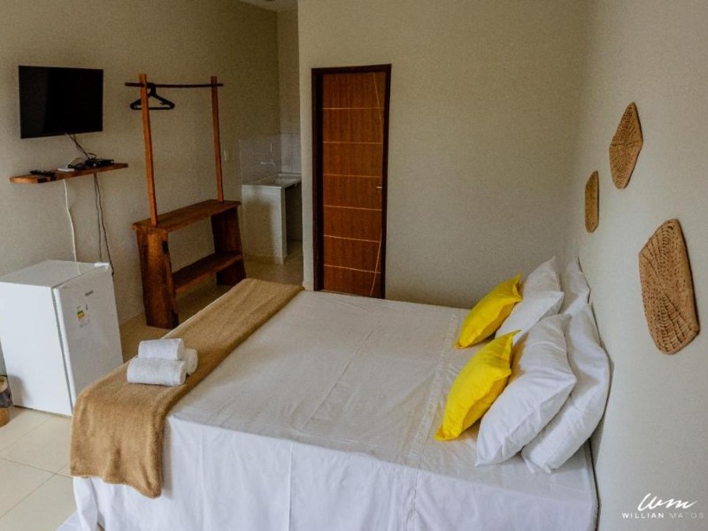 Quarto da Quinta do Patacho, dica de onde ficar na Praia do Patacho, com cama de casal, TV e frigobar