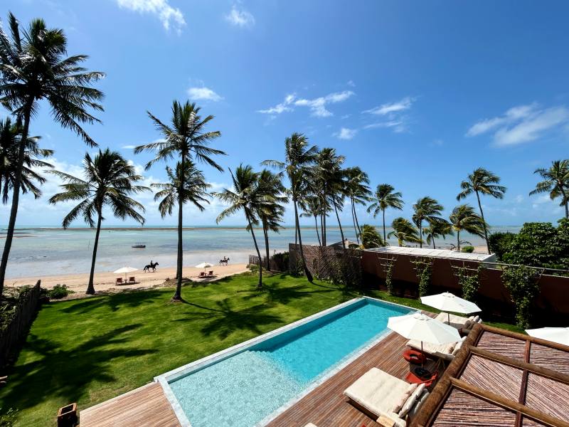 Piscina da pousada Origem Patacho de frente para a praia
