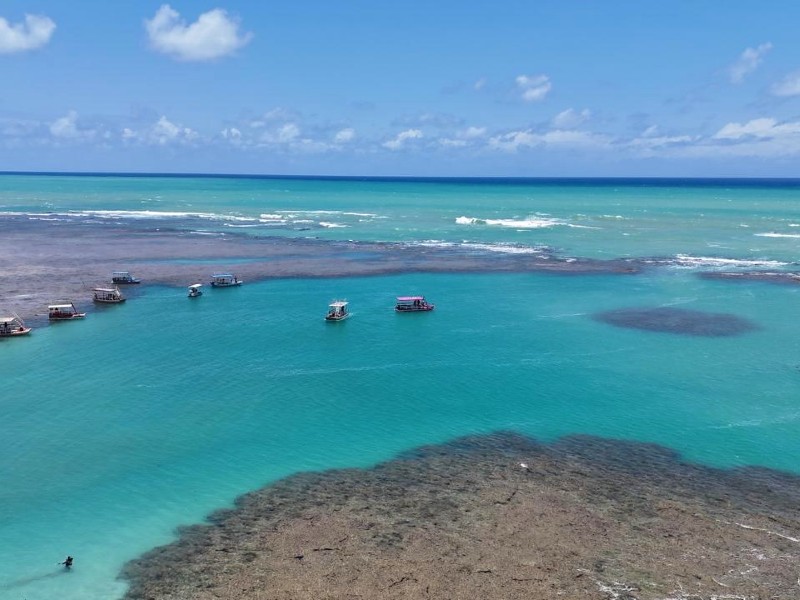 Piscinas naturais do Patacho vistas de cima em dia de céu azul
