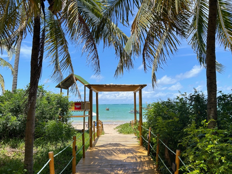 Passarela que dá acesso à Praia do Patacho, na Rota Ecológica dos Milagres, com mar à frente