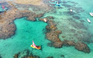 Jangadas nas piscinas naturais de Porto de Galinhas, em Pernambuco