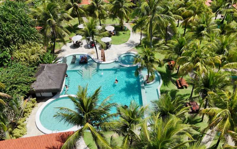 Área da piscina e do jardim da Privê Pontal de Maracaípe vista de cima