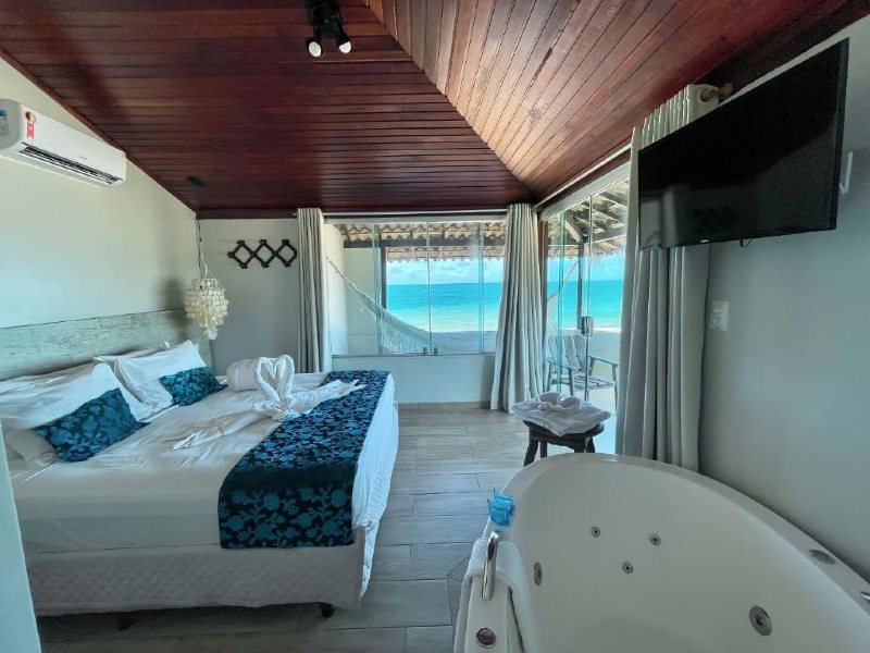 Quarto da Maracabana com vista para o mar, cama de casal e banheira