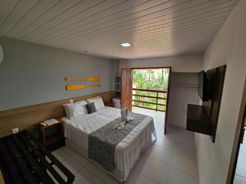 Quarto da Maraoka, dica de onde ficar em Maracaípe, com cama de casal e varanda
