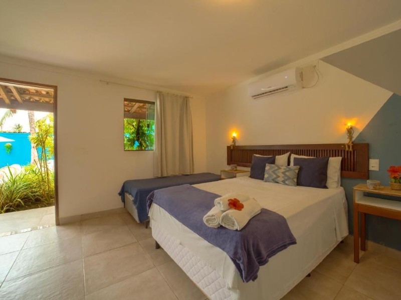 Quarto da Pousada Oceano com cama de casal e cama de solteiro e ar-condicionado