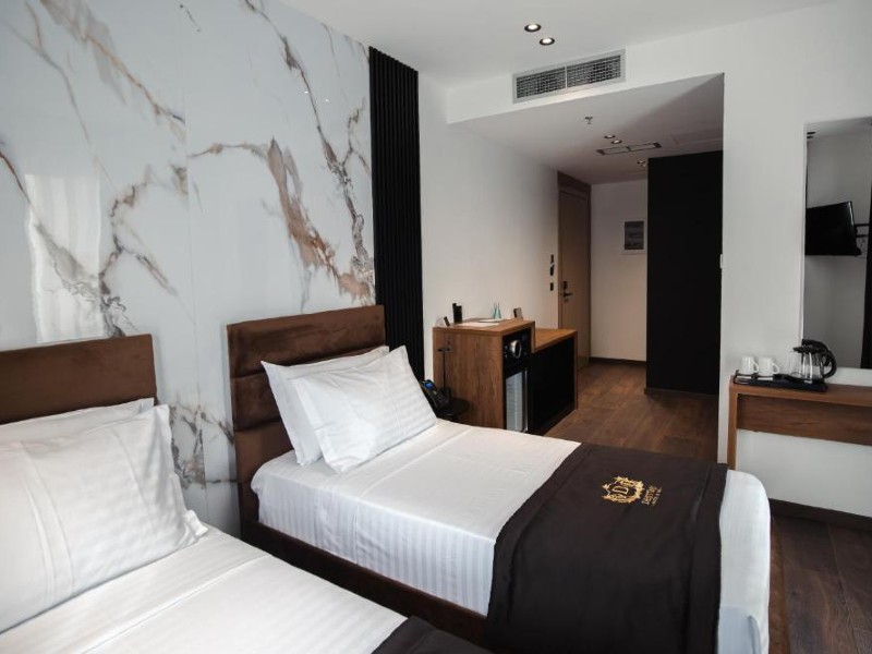 Quarto do Destiny, dica de onde ficar em Tirana, com duas camas de solteiro e piso de madeira