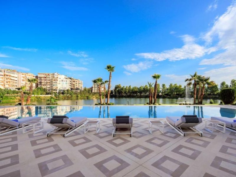 Piscina do Radisson Collection com espreguiçadeiras vazias