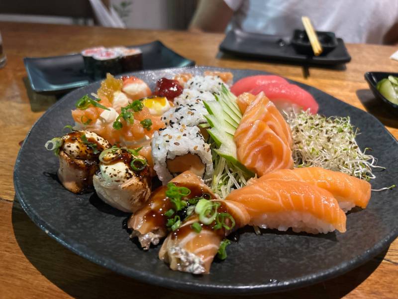 Combinado de comida japonesa do Akikomo com niguiri, sushi, djo e sashimi de salmão