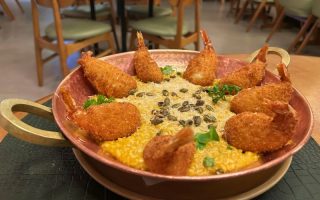 Camarão Jacarandá do Jardim, restaurante em Ubatuba com camarões empanados com Catupiry e risoto de abóbora
